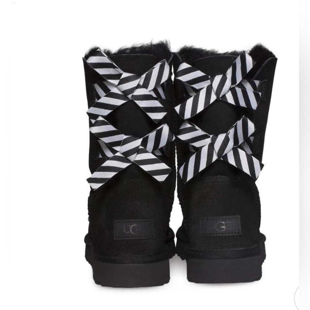 UGG Bailey Bow Diagonal Stripes - SZ 8